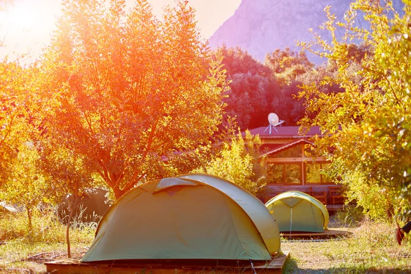 Teltat leirintäalueella — kuvapankkivalokuva