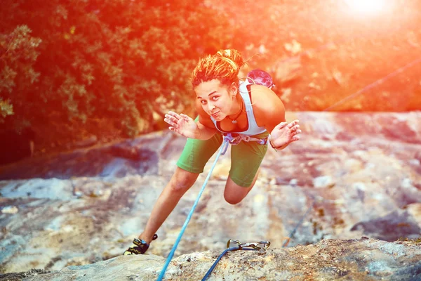 Scalatrice di roccia femminile — Foto Stock