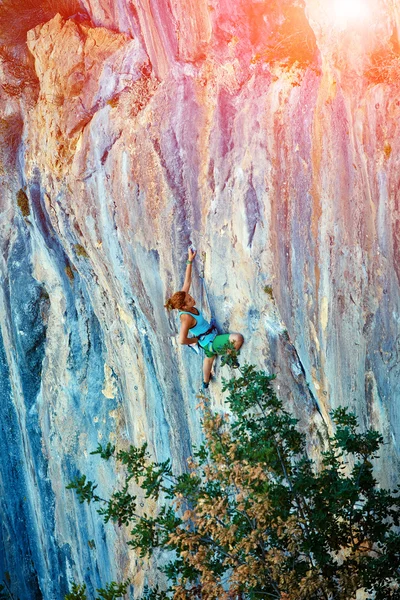 女性攀岩 — 图库照片