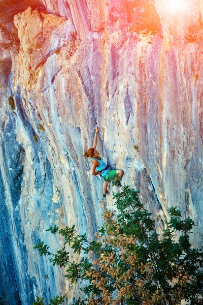 Scalatrice di roccia femminile — Foto Stock