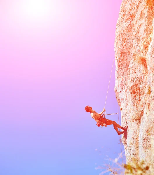 Mannelijke Rotsklimmer Klimt Een Rotsachtige Muur Klimmer Hangend Aan Een — Stockfoto