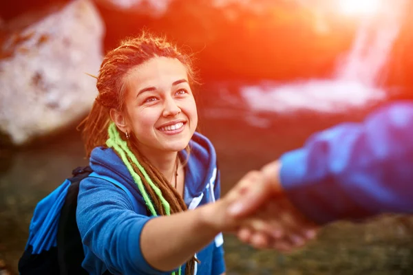 uzun yürüyüşe çıkan kimse kadın yardım alma