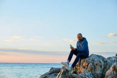 Sahildeki adam.