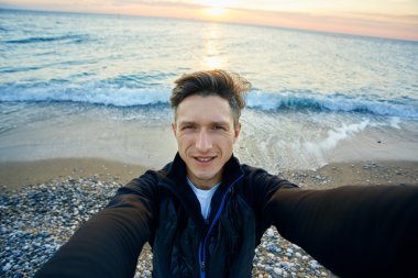 Kumsaldaki genç adam.