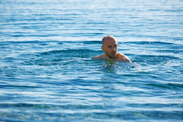 Man in de zee — Stockfoto