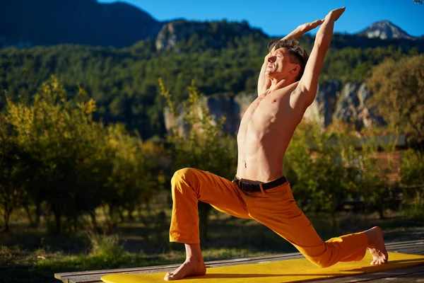 Молодий чоловік робить йогу — стокове фото