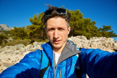 Kumsaldaki genç adam.