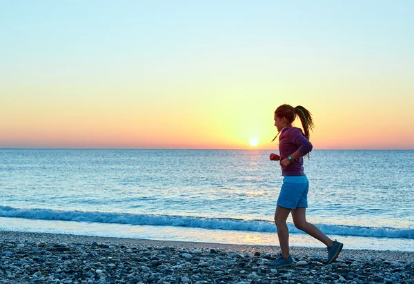 Vrouw op het strand — Stockfoto