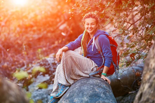 アクティブな健康な女性は美しい森でのハイキングします 幸せな笑顔若い女の肖像画の森林伐採のハイキングの休暇中に休憩 — ストック写真