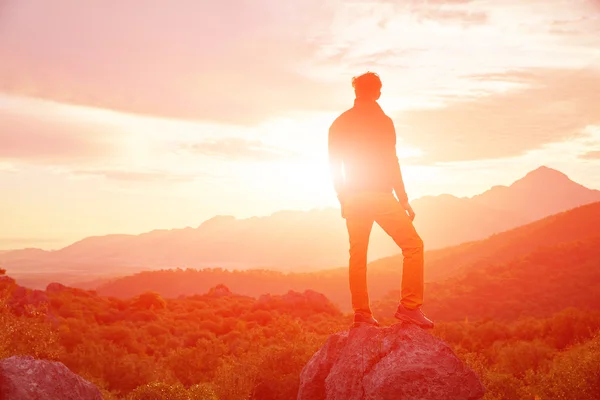 Viajero Masculino Pie Acantilado Contra Las Montañas Cielo Nublado Madrugada — Foto de Stock