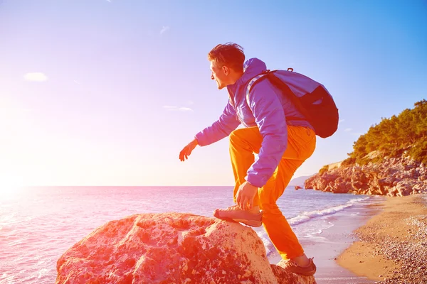 Voyageur Avec Sac Dos Debout Sur Falaise Contre Mer Ciel — Photo