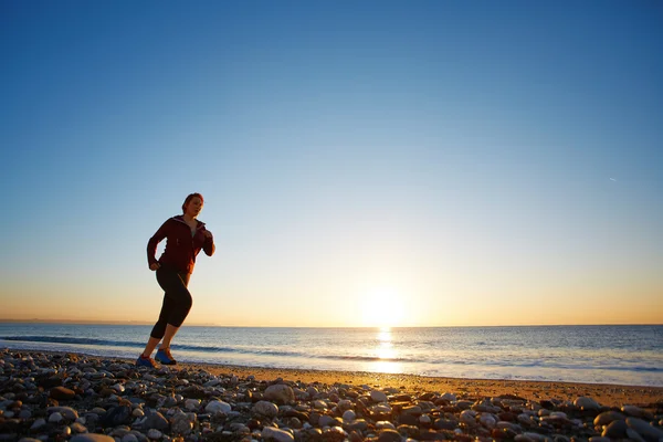 Vrouw op het strand — Stockfoto