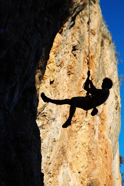 Kletterer hängt am Seil — Stockfoto