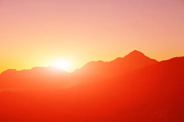 Nascer Sol Sobre Vale Com Montanhas Pedra Calcária Foco Meio — Fotografia de Stock