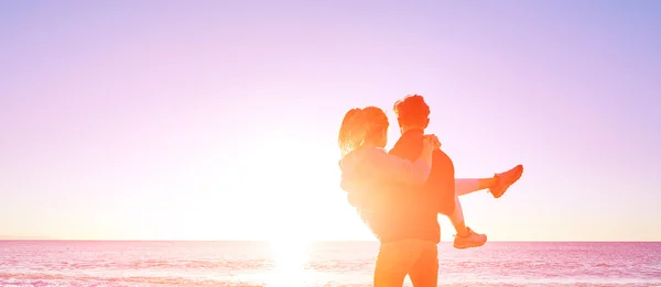 Homem e mulher na praia — Fotografia de Stock