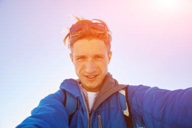 Kumsaldaki genç adam.