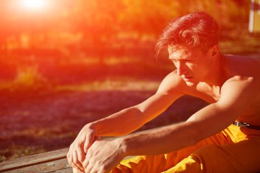 Yoga yapan genç adam.