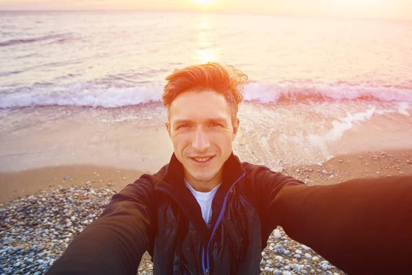 Jongeman op het strand — Stockfoto