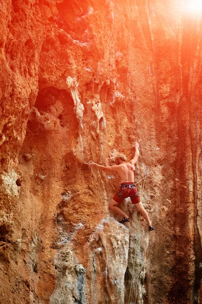 摇滚男登山者 — 图库照片