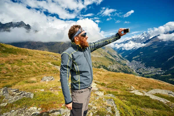 Wanderer auf dem Gipfel eines Passes — Stockfoto