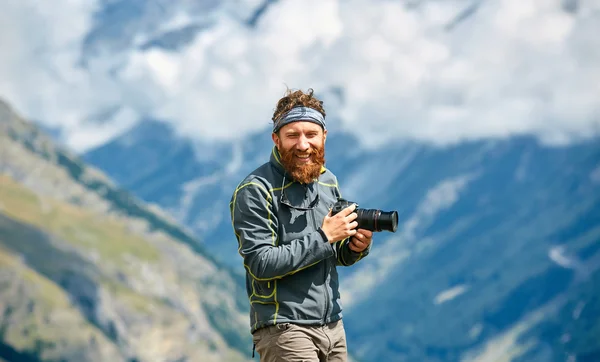 Hiker at the top of a pass — Stock Photo, Image