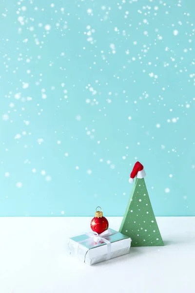 Karácsonyfa Mikulás Kalap Ajándék Piros Labda Kék Háttérrel Festett Karácsonyi — Stock Fotó