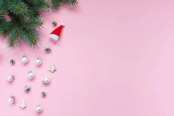 Flat Lay Kompozíció Karácsonyi Fenyő Ágak Ünnepi Dekoráció Fehér Golyók — Stock Fotó