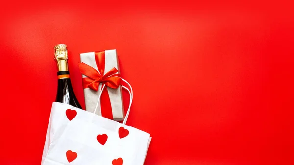 Latar Belakang Hari Valentine Kotak Hadiah Hati Merah Botol Sampanye — Stok Foto