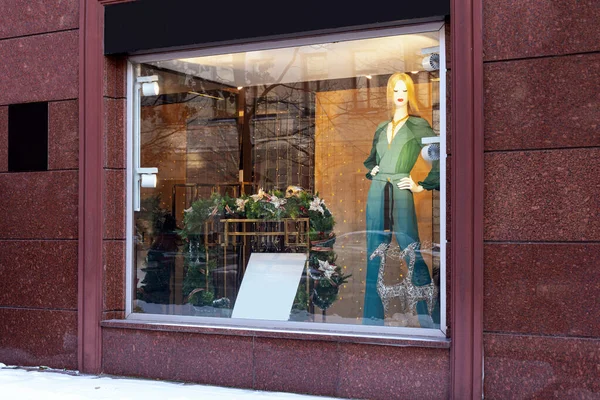 Mannequin Shop Window Discounts Sale Season Autumn Winter Collection City — Stock Photo, Image