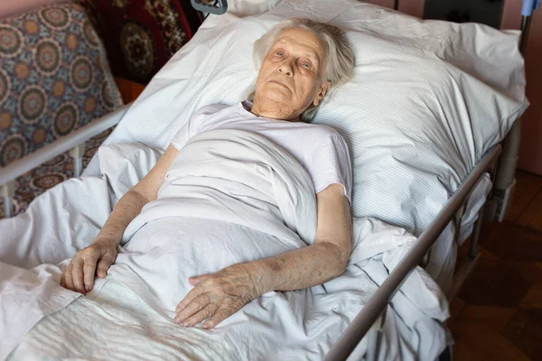 Mulher Idosa Doente Deitada Cama Médica Casa Conceito Idade Ajuda — Fotografia de Stock