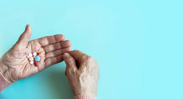 Yaşlı Bir Kadının Elinde Çok Renkli Haplar Yatıyor Laç Alıyor — Stok fotoğraf