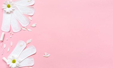Adet pedleri ve pembe çiçekli tamponlar. Kavramsal kadın kritik günleri, adet döngüsünü, adet menopozunun durdurulmasını, hijyen, koruma