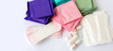 Kadınların hijyen koruması için adet pamuğu hijyen pedi ve tampon. Kadın hijyeni. Kritik günlerde kadınlar için yumuşak hassas koruma. Konsept: Jinekolojik adet döngüsü. Üst görünüm.