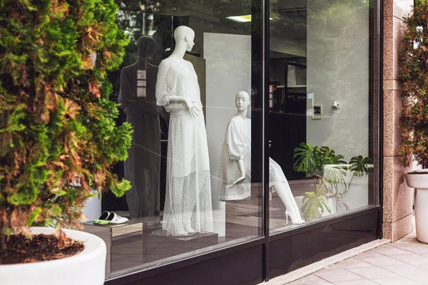 时装店橱窗里的人体模特 女性休闲风格 从街上看 — 图库照片
