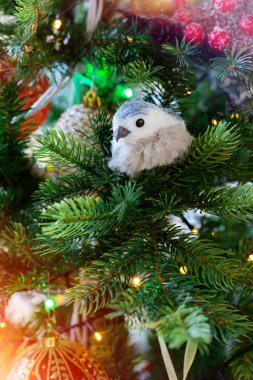 Küçük kuşlu ve şen şakrak bir Noel ağacı. Vertikal. Kavram: Yeni yıl, Noel, tebrik kartı, kutlama.