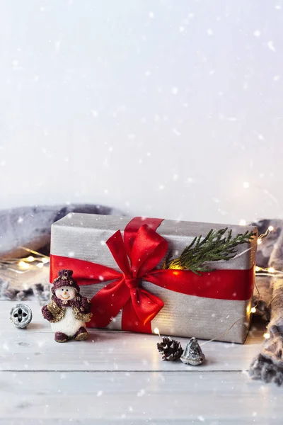 Świąteczna Kartka Pudełkiem Prezentów Zabawką Bałwana Świecącymi Światłami Pomalowanym Śniegiem — Zdjęcie stockowe