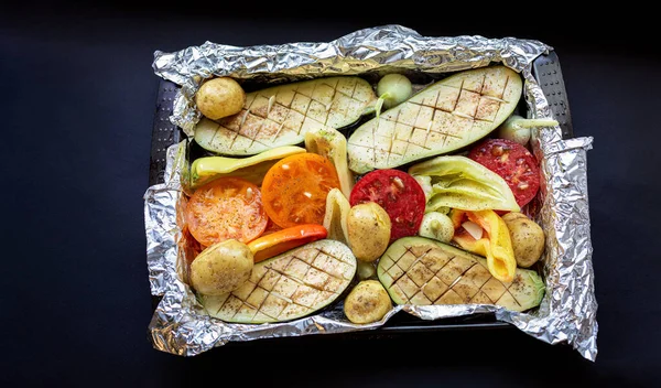 Verdure Fresche Lucenti Con Spezie Posate Teglia Forno Sfondo Azzurro — Foto Stock