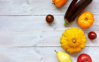 Ahşap arka planda sebzelerden gelen şenlikli sonbahar dekoru. Konsept: Şükran Günü, hasat festivali. Düz konum, metin için kopyalama alanı ile sonbahar kompozisyonu.