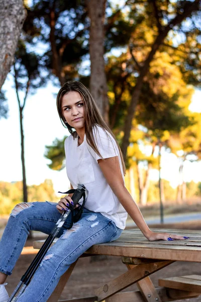 Молода Жінка Сидить Столом Пікніка Полюсами — стокове фото
