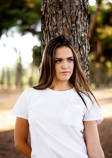 Портрет Жінки Парку Восени Білою Футболкою — стокове фото