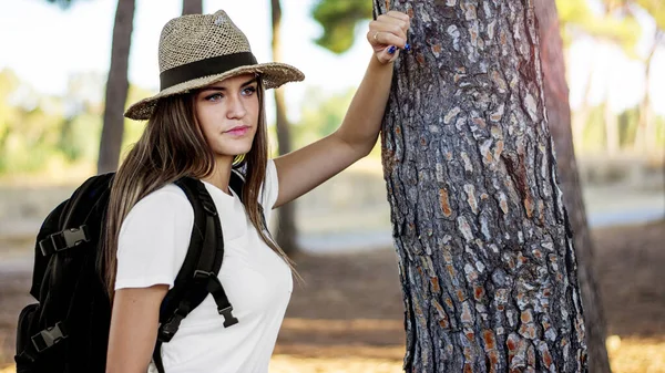 帽子とリュックを背負った公園の女性の肖像画です — ストック写真