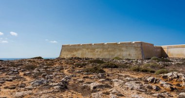 Mavi gökyüzü ile Sagres Kalesi