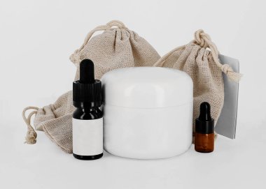 CBD yağlı ve kremalı birkaç cam şişe, THC tentür. Kozmetik CBD yağı. Model