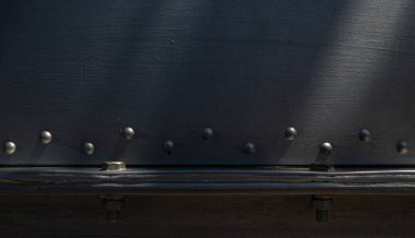 Metal levha, garaj kısmı cıvatalar, fındıklar, vidalar, pas ve metal aşınma elementleri içeren gümüş boya izleri, çatlaklar..