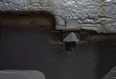 Metal levha, garaj kısmı cıvatalar, fındıklar, vidalar, pas ve metal aşınma elementleri içeren gümüş boya izleri, çatlaklar..