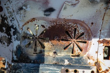 Metal levha, garaj parçası, sürgülü, tekerlek diski, fındık, vida, pas, eski boya ve metal aşınma izleri, çatlaklar.
