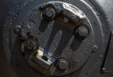 Metal levha, garaj parçası, sürgülü, tekerlek diski, fındık, vida, pas, eski boya ve metal aşınma izleri, çatlaklar.