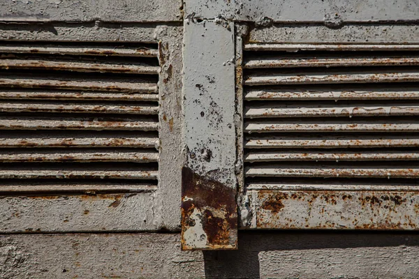 Rejillas Metálicas Oxidadas Pintadas Con Pintura Despegadas Vejez Orificios Ventilación —  Fotos de Stock