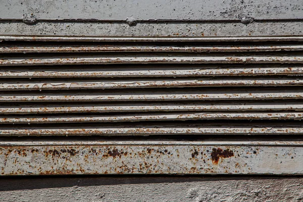 生锈的金属格栅 涂上油漆 从老年开始剥落 工业设施的进气口通风孔 一个电盾 一个开着的门 — 图库照片
