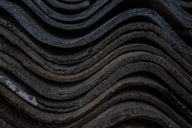 Uzun katmanlı dalgaların dokusu, beton kaplama çatı döşemeleri, katı fayanslar, yaşlanmış, hırpalanmış ve çatlamış. Soyut gri retro arkaplan.